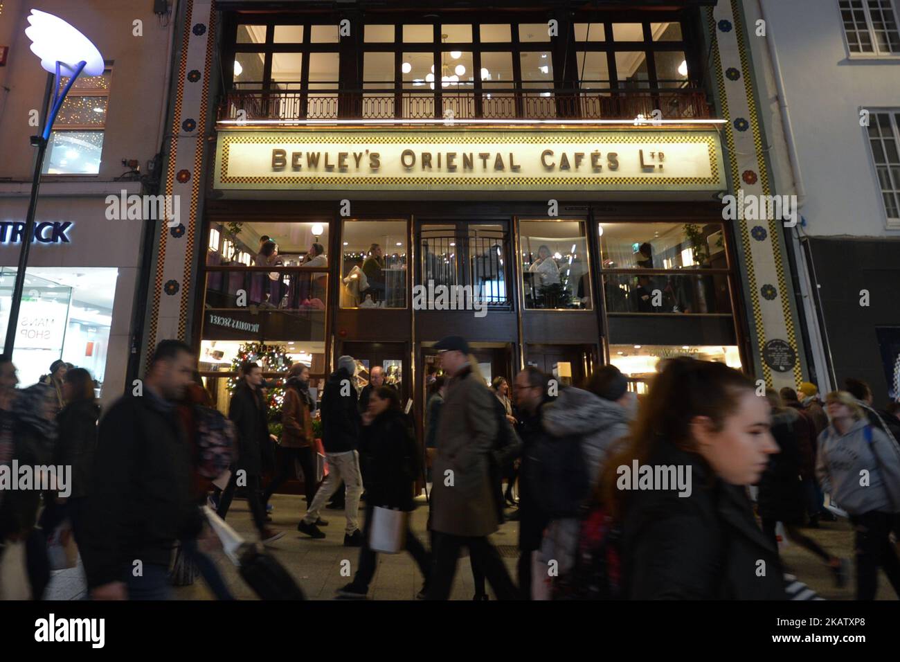 Vue sur le Bewley's Oriental Cafe récemment rénové et ouvert dans Grafton Street à Dublin, quelques jours avant Noël. Le lundi 18 décembre 2017, à Dublin, Irlande. (Photo par Artur Widak/NurPhoto) Banque D'Images