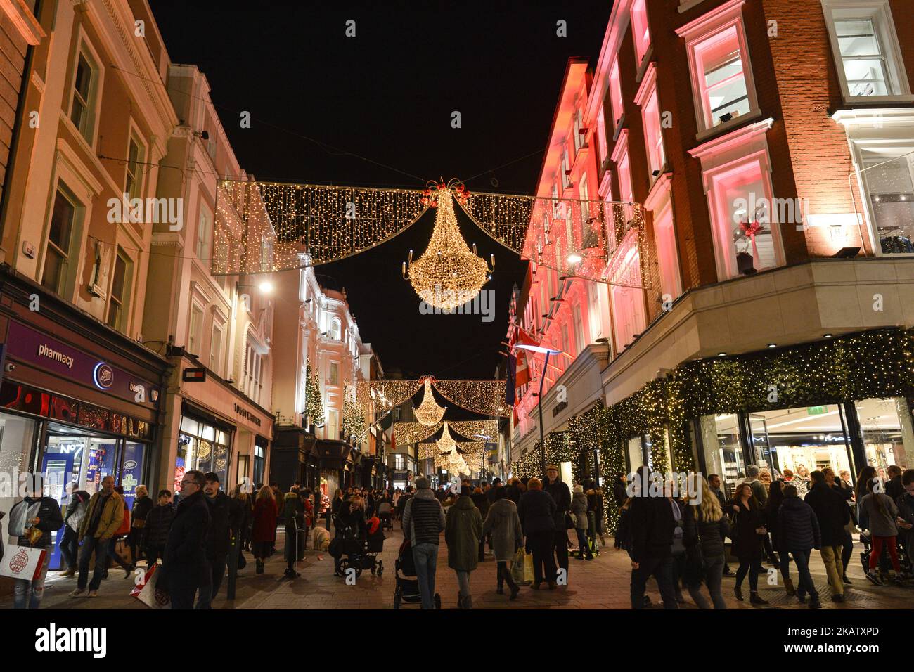 Une vue de nuit sur Grafton Street dans le centre-ville de Dublin, juste une semaine avant Noël. Le dimanche 17 décembre 2017, à Dublin, Irlande. (Photo par Artur Widak/NurPhoto) Banque D'Images