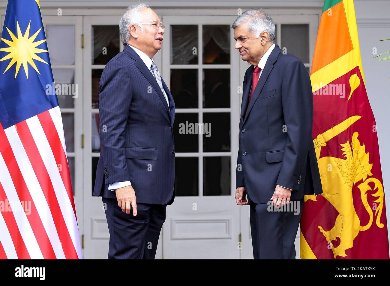 Le Premier ministre sri-lankais Ranil Wickramasinche (R) rencontre son homologue malaisien, le Premier ministre malaisien, Najib Razak, au Cabinet du Premier ministre, Colombo (Sri Lanka), le mardi 19 décembre 2017. Sri Lanka et la Malaisie célèbrent le 60th anniversaire de l'établissement des relations diplomatiques. Razak partira aux Maldives le 19 après une visite officielle de trois jours au Sri Lanka. (Photo de Thharaka Basnayaka/NurPhoto) Banque D'Images