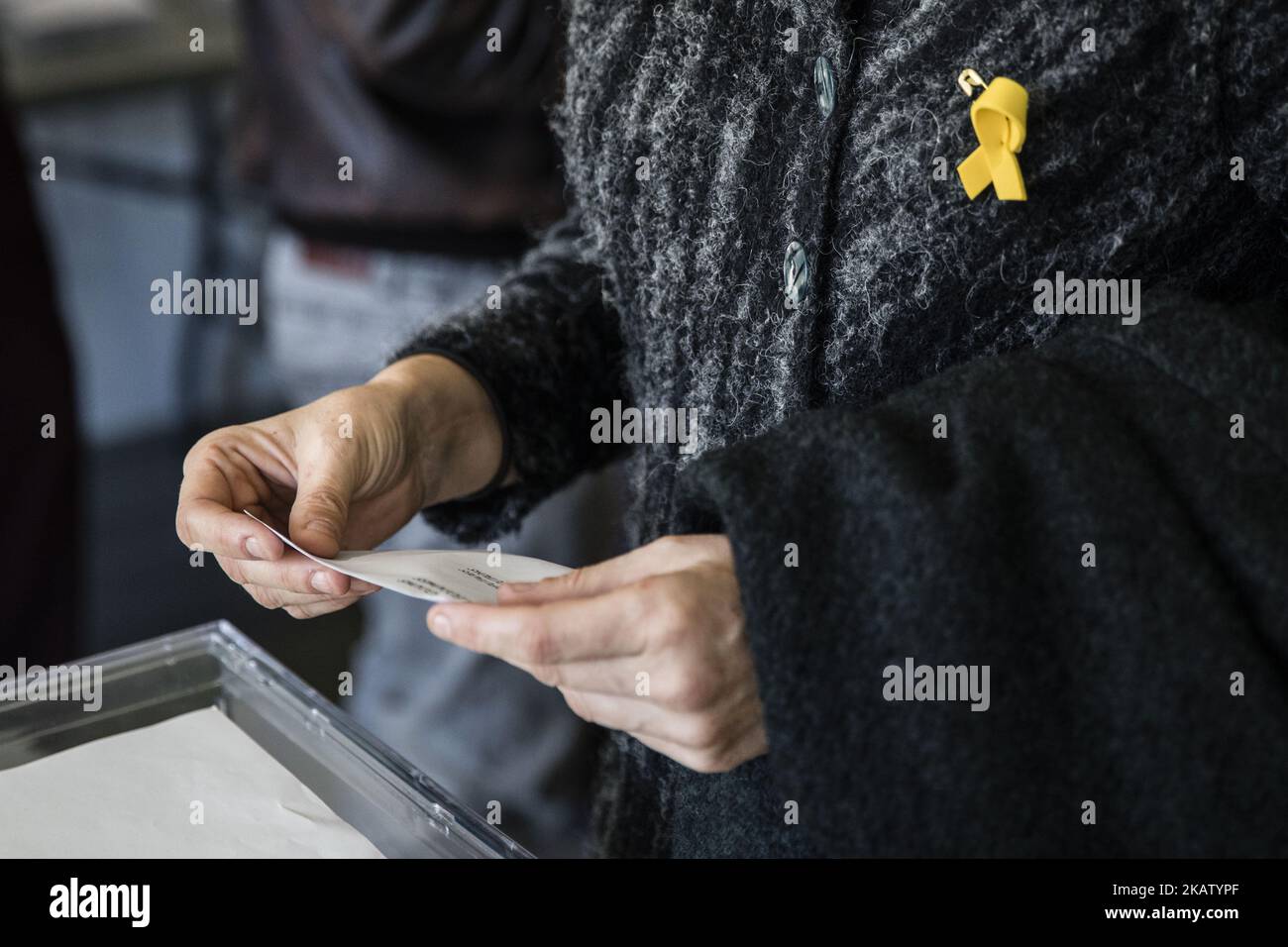 Raul Romeva ex-conseiller du gouvernement catalan exerçant leur droit de vote avec un foulard jaune après avoir été à la prison d'Alcala-Meco lors de l'élection catalane de 2017 en 21D, sur 21 décembre 2017 à Barcelone, Sant Cugat, Espagne. (Photo par Xavier Bonilla/NurPhoto) Banque D'Images