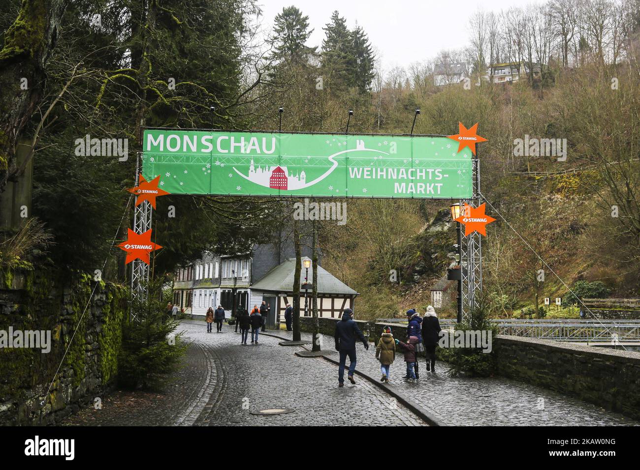 Le village de Monschau en Rhénanie-du-Nord Westphalie, Allemagne dans une ambiance de décoration festive pendant la saison de Noël. Monschau possède de nombreuses maisons à colombages le long de la rivière Rur. Il est situé entre les collines de la région d'Eifel (parc national). Pendant la saison de Noël, de nombreux touristes visitent le lieu et les marchés de Noël le long des berges de la ville. (Photo de Nicolas Economou/NurPhoto) Banque D'Images