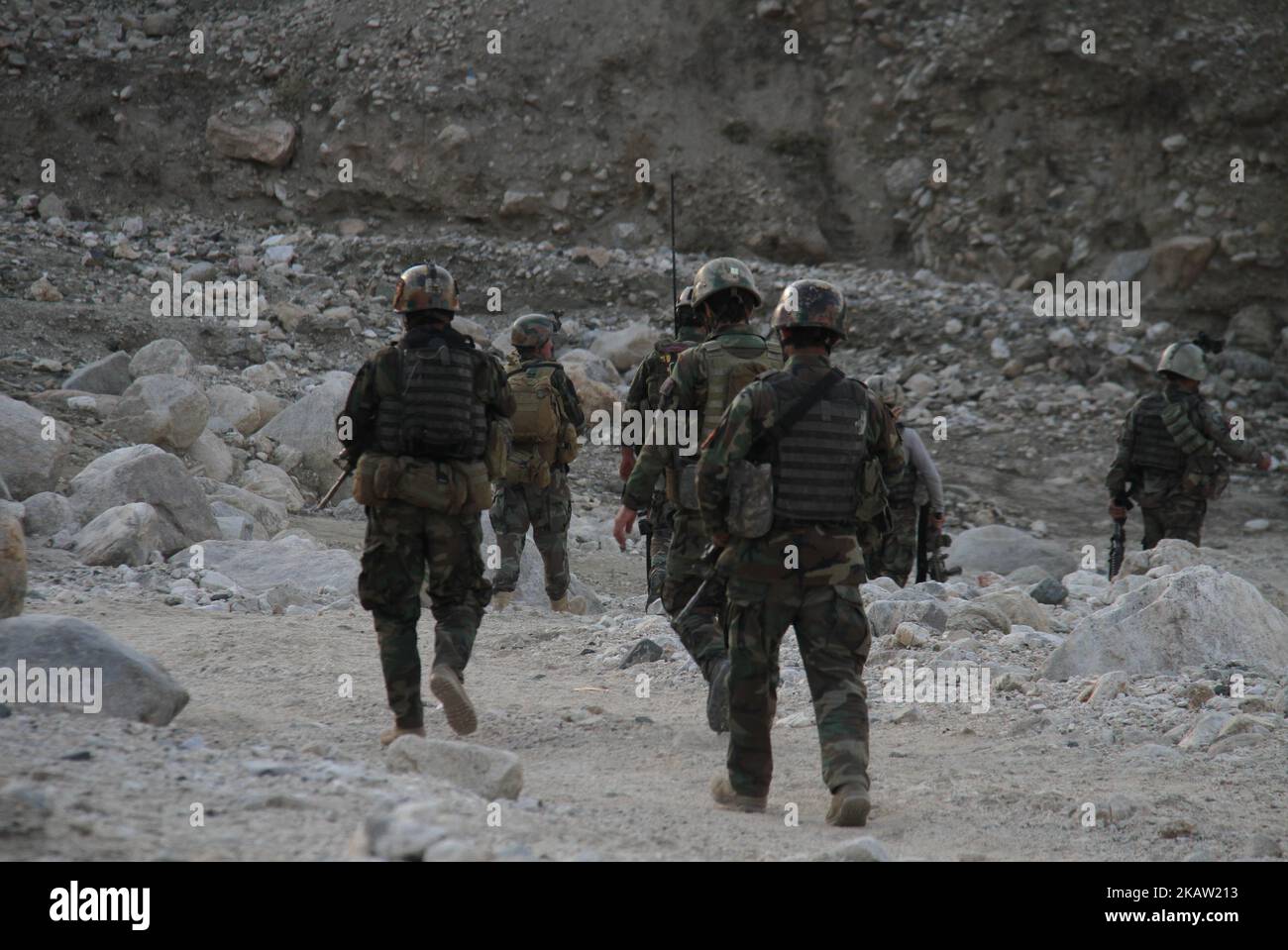 Les forces des commandos afghans participent à des opérations contre les Talibans, L'EST et d'autres groupes d'insurgés dans le district d'Achin, dans la province de Nangarhar, en Afghanistan, le 03 janvier 2018. Des responsables locaux ont déclaré que plus de 80 insurgés avaient été tués à Nangarhar au début de 2018. (Photo de Wali Sabawoon/NurPhoto) Banque D'Images