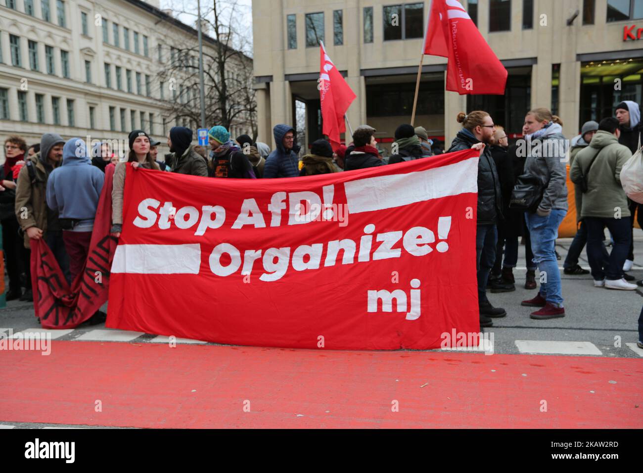 Quelques centaines de personnes se sont rassemblées au Sendlinger Tor à Munich, en Allemagne, sur 7 janvier 2018 pour protester contre la violence policière, le racisme institutionnel, le racisme en général et pour se souvenir d'Oury Jalloh. Oury Jalloh a été trouvé brûlé dans sa cellule en 2005 dans la ville de Dessau, dans l'est de l'Allemagne. L'affaire a été abandonnée il y a quelques semaines par le persécuteur public, ce qui a causé beaucoup de critiques. (Photo par Alexander Pohl/NurPhoto) Banque D'Images