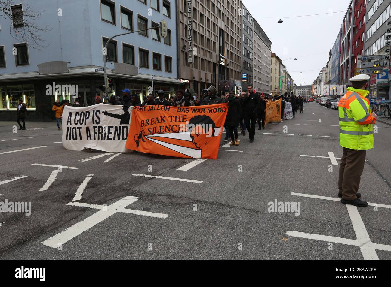 Quelques centaines de personnes se sont rassemblées au Sendlinger Tor à Munich, en Allemagne, sur 7 janvier 2018 pour protester contre la violence policière, le racisme institutionnel, le racisme en général et pour se souvenir d'Oury Jalloh. Oury Jalloh a été trouvé brûlé dans sa cellule en 2005 dans la ville de Dessau, dans l'est de l'Allemagne. L'affaire a été abandonnée il y a quelques semaines par le persécuteur public, ce qui a causé beaucoup de critiques. (Photo par Alexander Pohl/NurPhoto) Banque D'Images