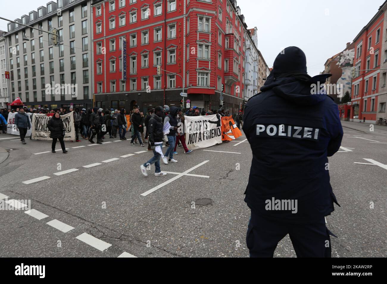 Quelques centaines de personnes se sont rassemblées au Sendlinger Tor à Munich, en Allemagne, sur 7 janvier 2018 pour protester contre la violence policière, le racisme institutionnel, le racisme en général et pour se souvenir d'Oury Jalloh. Oury Jalloh a été trouvé brûlé dans sa cellule en 2005 dans la ville de Dessau, dans l'est de l'Allemagne. L'affaire a été abandonnée il y a quelques semaines par le persécuteur public, ce qui a causé beaucoup de critiques. (Photo par Alexander Pohl/NurPhoto) Banque D'Images