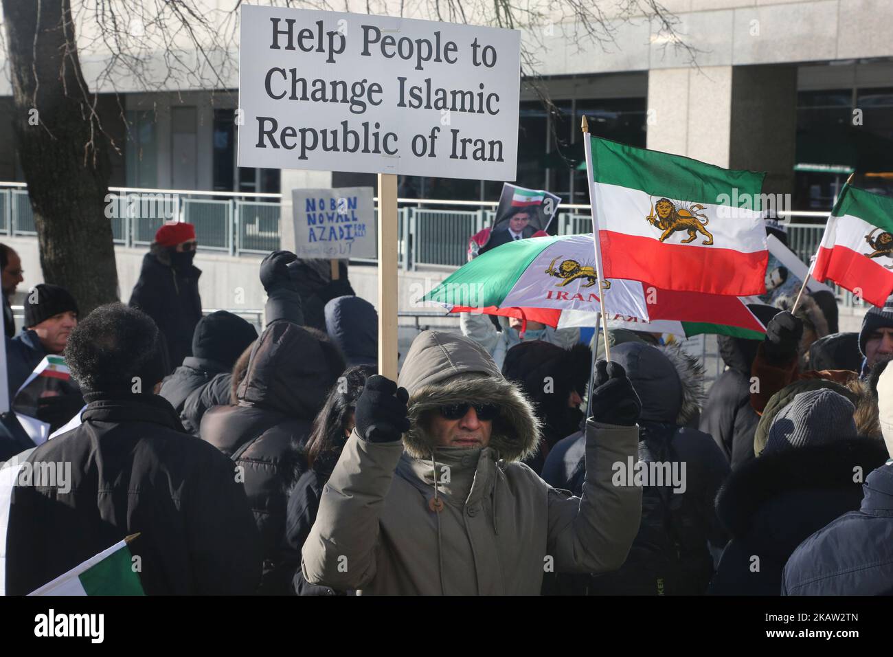 Des centaines de Canadiens prennent part à une manifestation contre la République islamique d'Iran à Toronto, Ontario, Canada, on 06 janvier 2018. Les manifestants ont manifesté leur solidarité avec les manifestants anti-gouvernementaux en Iran et leur soutien à un soulèvement national du peuple iranien. Les manifestants ont appelé à un changement de régime pour la justice sociale, la liberté et la démocratie en Iran. Il y a aussi eu un appel que le pouvoir en Iran soit retourné à Reza Pahlavi, l'ancien prince héritier d'Iran et le dernier héritier apparent au trône défunte de l'État impérial d'Iran et le chef actuel de la Maison exilée de Pahlavi Banque D'Images