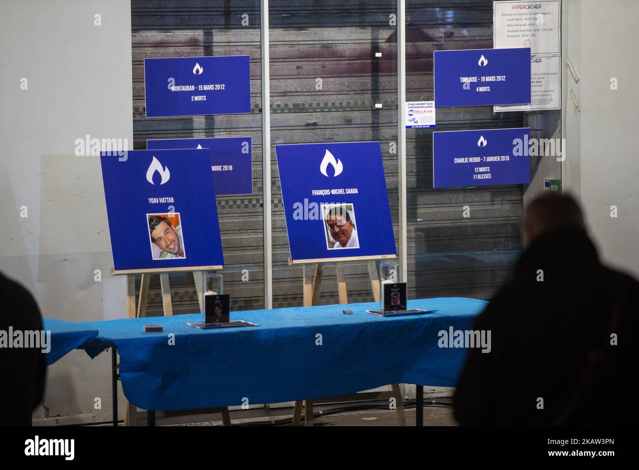 Portraits de victimes lors d'un rassemblement organisé par le Conseil représentatif des associations juives françaises (CRIF) devant le supermarché Hyper Casher à Paris sur 9 janvier 2018, à l'occasion du troisième anniversaire de l'attaque contre 9 janvier 2015 par un tireur djihadiste, qui a tué trois clients et un employé juif. (Photo de Michel Stoupak/NurPhoto) Banque D'Images