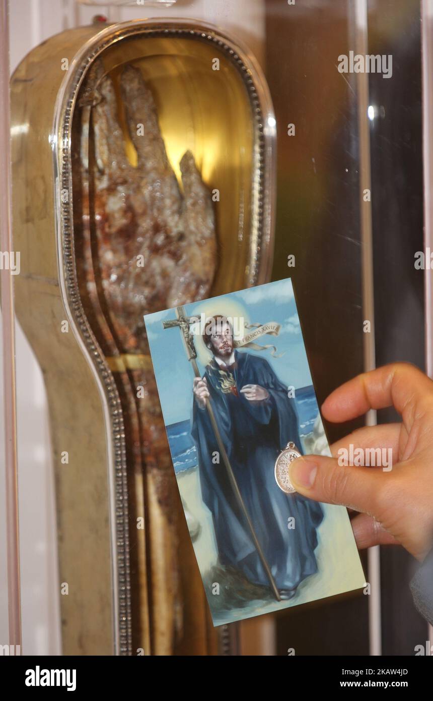 Les catholiques vénèrent l'avant-bras de Saint François Xavier, un Saint populaire vénéré par les catholiques du monde entier, à la basilique de la cathédrale Saint-Michel à Toronto, Ontario, Canada, on 12 janvier 2018. La relique catholique sacrée de 466 ans devrait attirer environ 100 000 personnes au cours de la visite canadienne de 15 villes. Le corps de Saint François Xavier, enterré à Goa, en Inde, et la relique de son bras, sont incorrompus (ils n'ont pas connu de pourriture naturelle depuis sa mort en 1552). On estime que Saint François Xavier a baptisé plus de 100 000 personnes avec ce bras. Ses restes sont vénérés par des milliers chaque année Banque D'Images