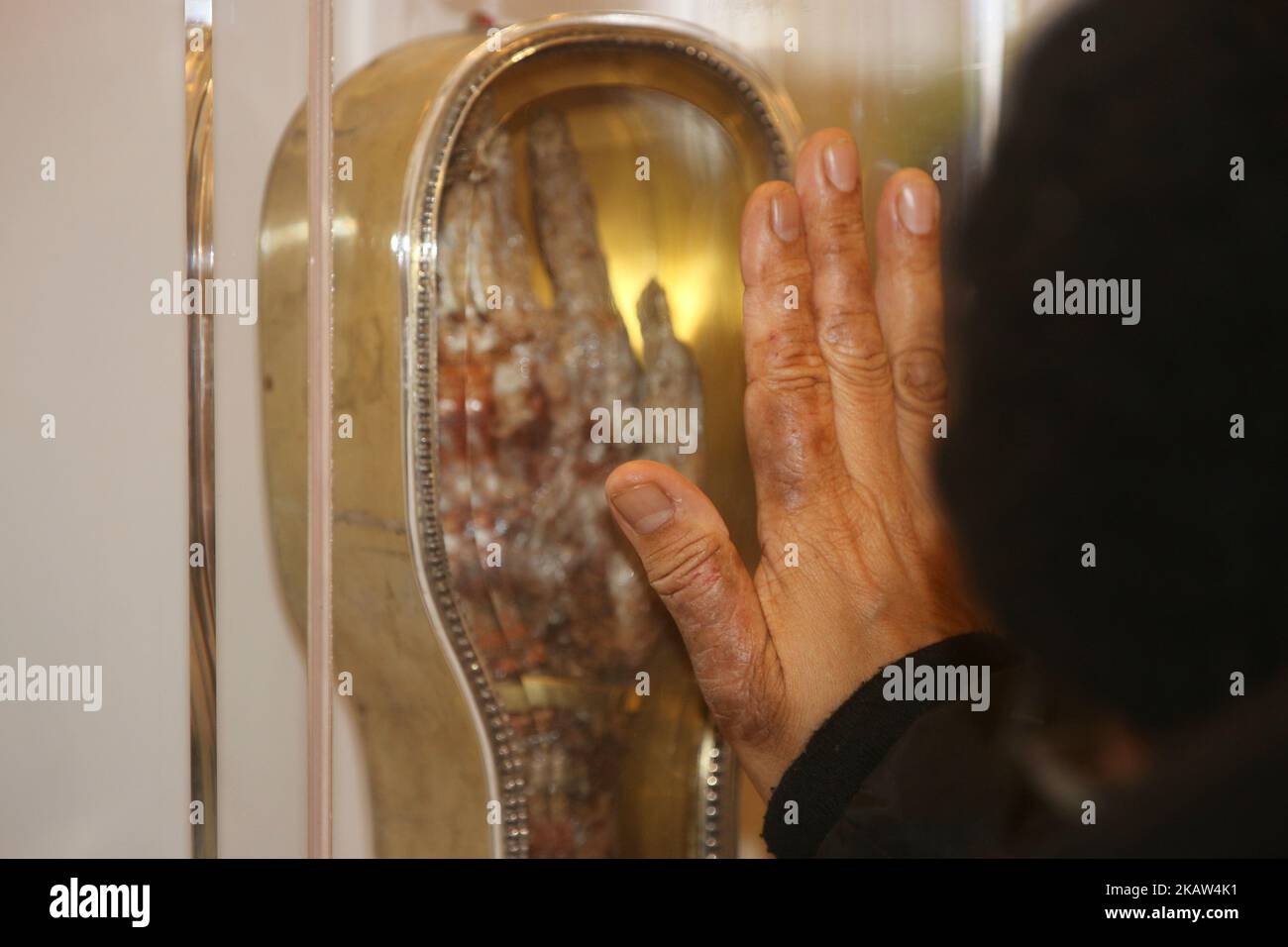 Les catholiques vénèrent l'avant-bras de Saint François Xavier, un Saint populaire vénéré par les catholiques du monde entier, à la basilique de la cathédrale Saint-Michel à Toronto, Ontario, Canada, on 12 janvier 2018. La relique catholique sacrée de 466 ans devrait attirer environ 100 000 personnes au cours de la visite canadienne de 15 villes. Le corps de Saint François Xavier, enterré à Goa, en Inde, et la relique de son bras, sont incorrompus (ils n'ont pas connu de pourriture naturelle depuis sa mort en 1552). On estime que Saint François Xavier a baptisé plus de 100 000 personnes avec ce bras. Ses restes sont vénérés par des milliers chaque année Banque D'Images