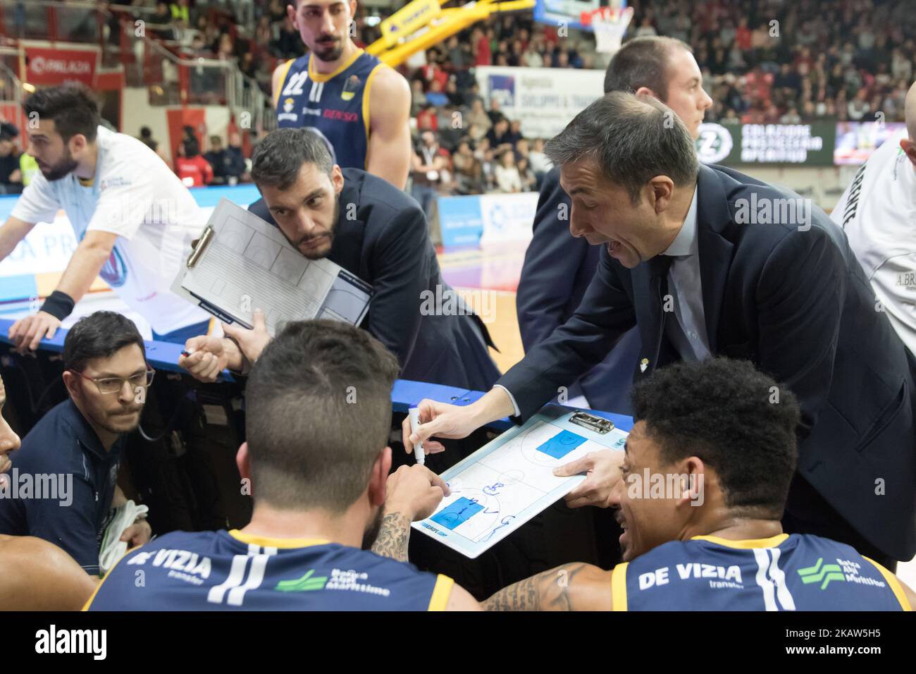 Coach LUCA BANCHI en action pendant l'Italie Lega basket de Serie A, match entre Openjobmestis Varèse - Auxilium Pallacanestro Torino, Italie le 14 janvier 2018 à Varèse Palasport Masnago (photo de Fabio Averna/NurPhoto) Banque D'Images