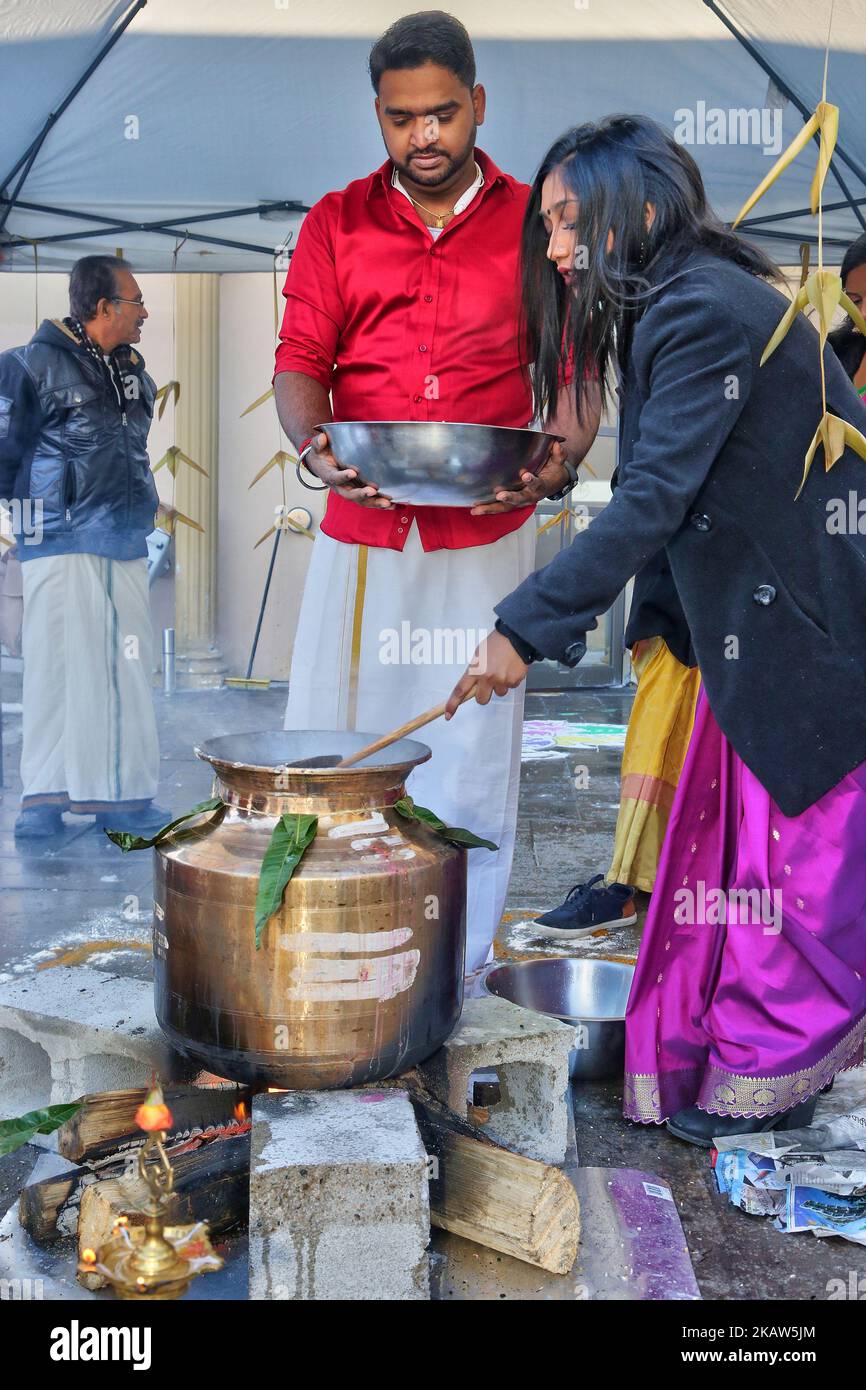 Les hindous tamouls cuisent un plat pongal traditionnel (composé de riz cuit avec plusieurs autres légumineuses) à Toronto, Ontario, Canada sur 14 janvier 2018 à l'occasion du Festival pongal thaïlandais. Le festival de Thai Pongal est un festival d'action de grâce qui honore le Dieu Soleil (Lord Surya) et célèbre une récolte réussie. (Photo de Creative Touch Imaging Ltd./NurPhoto) Banque D'Images