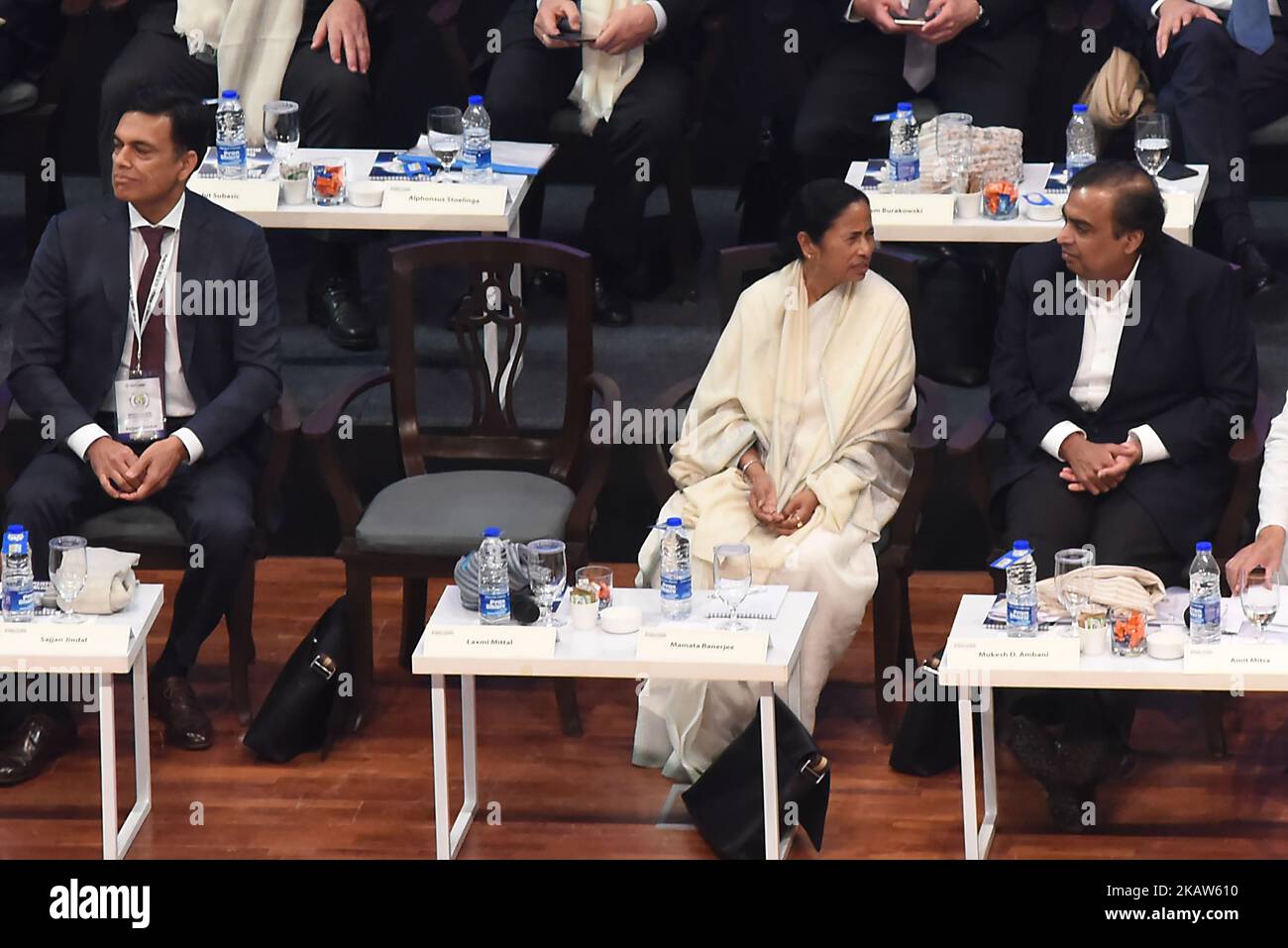 Mamata Banerjee, ministre en chef du Bengale occidental, aux côtés de Mukesh Ambani, président et de MD Reliance Industry Limited, au Sommet mondial des affaires du Bengale sur 16 janvier 2018 à Kolkata, Inde. (Photo de Debajyoti Chakraborty/NurPhoto) Banque D'Images