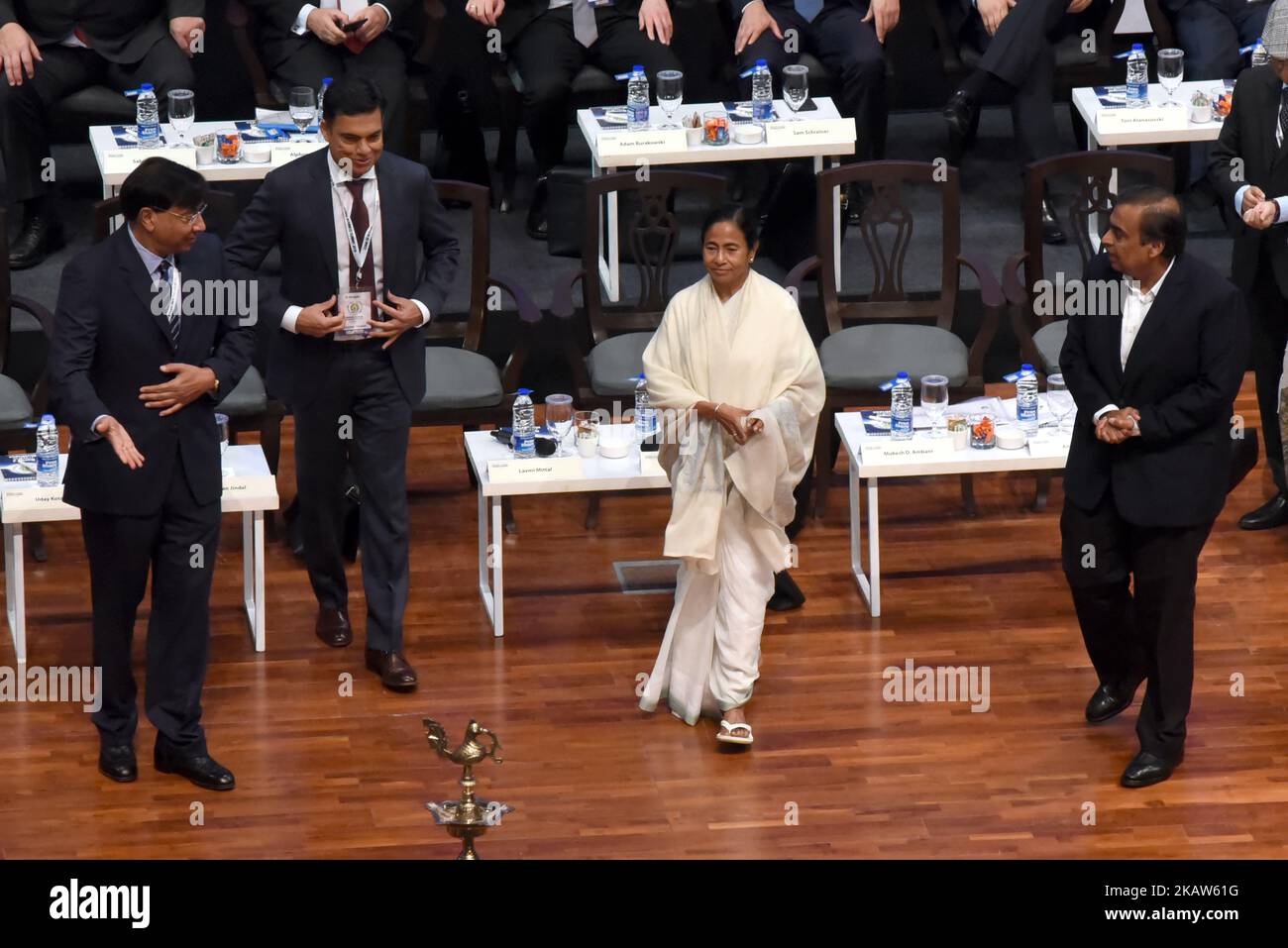 Mamata Banerjee Ministre en chef du Bengale occidental Mamata Banerjee Ministre en chef du Bengale occidental à côté de Mukesh Ambani, Président et MD Reliance Industry Limited, Lakshmi Niwas Mittal, est un magnat de l'acier indien, basé au Royaume-Uni, Sajjan Jindal Président, Directeur général du Groupe d'entreprises JSW, Sanjiv Goenka et Amit Mitra Ministre des finances de l'État LAMP - cérémonie inaugurale au Sommet mondial des affaires du Bengale sur 16 janvier 2018 à Kolkata, Inde. (Photo de Debajyoti Chakraborty/NurPhoto) Banque D'Images