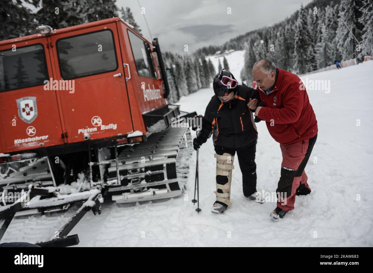 Les sauveteurs du Service de secours en montagne Pamporovo de la Croix-Rouge bulgare patrouillent le long de la montagne Rhodope et de la région de Pamporovo pour sauver des personnes qui ont souffert, pendant le ski, sauvant des personnes d'avbanc et qui avaient perdu. Tous les jours, l'équipement de Dimitar Masurski, le chef du Service de secours en montagne Pamporovo, aide des dizaines de personnes le long des pistes de ski Pamporovo, Bulgarie sur 15 janvier 2018 (photo de Hristo Rusev/NurPhoto) Banque D'Images