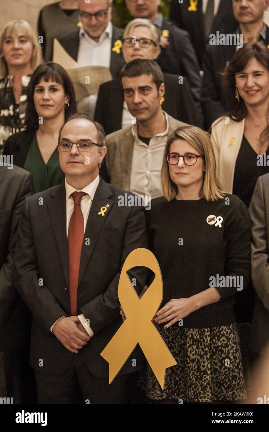 Les politiciens indépendants du Parlement de Catalogne protestent au  Parlement de Catalogne avec une cravate jaune symbolique en faveur des  députés indépendants emprisonnés pendant le conflit de la déclaration  d'indépendance de la
