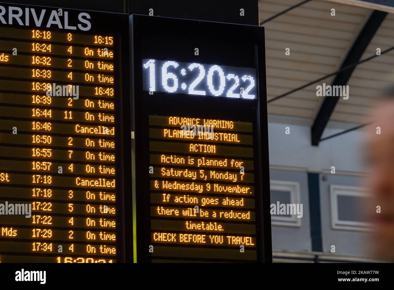 Newcastle upon Tyne, Royaume-Uni. 3 novembre 2022. Un panneau d'annonce de la gare ferroviaire, situé à Newcastle Central, informe les voyageurs d'une éventuelle action industrielle. Les membres du RMT votent actuellement sur la possibilité de poursuivre la grève pour une période supplémentaire de six mois. Credit: Hazel Plater/Alay Live News Banque D'Images