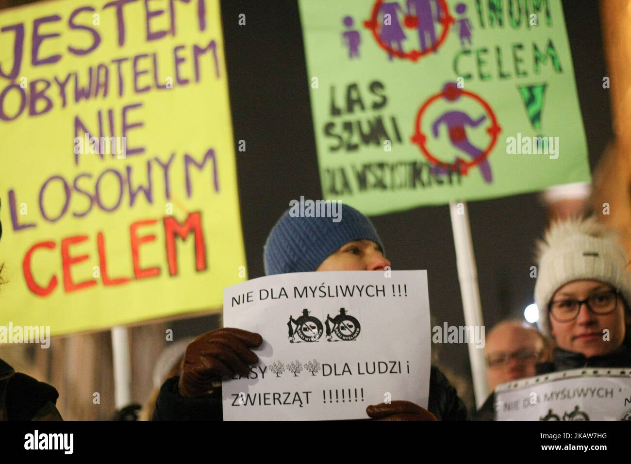 Des manifestants brandissant des bannières, avec des slogans anti-chasse, ont été vus à Gdansk, en Pologne le 19 janvier 2018, plus de 200 personnes ont protesté contre la nouvelle loi de chasse introduite par le gouvernement du droit et de la justice (PiS). Ils exigent d'interdire la participation des enfants à la chasse, l'augmentation de la distance autorisée pour la chasse à partir de maisons et de propriétés privées, et l'élimination de la punition pour ce qui est dit troublant dans la chasse (photo par Michal Fludra/NurPhoto) Banque D'Images