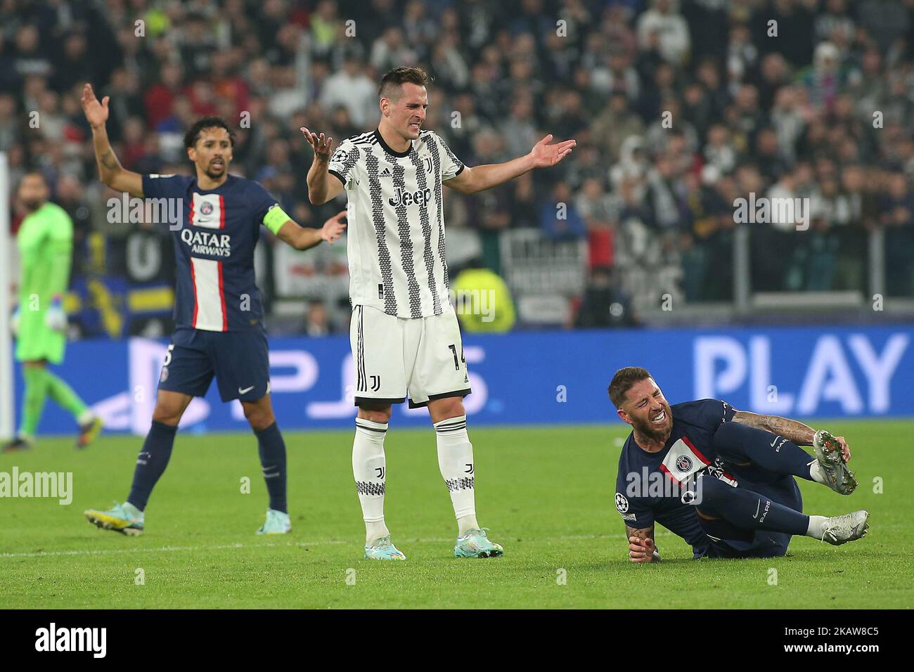 Stade Allianz, Turin, Italie, 02 novembre 2022, Sergio Ramos (Paris Saint-Germain) blessé et Arkadiusz Milik (Juventus FC) pendant Juventus FC vs Banque D'Images