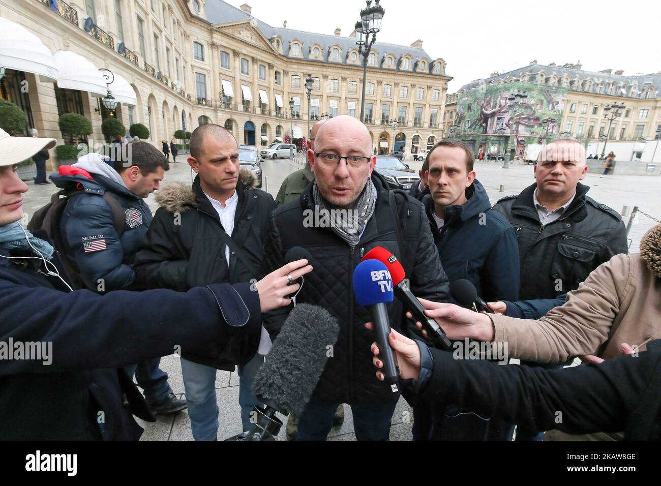 Le Secrétaire général du Syndicat pénitentiaire de la Force Ouvriere (FO, Force des travailleurs), Emmanuel Baudin (C), s'adresse aux médias lorsqu'il arrive pour une rencontre avec le ministre français de la Justice sur 23 janvier 2018 au ministère de la Justice, place Vendôme, à Paris. Une grève des gardiens de prison français est entrée dans sa deuxième semaine sur 22 janvier, avec au moins 50 prisons bloquées en raison des demandes pour une meilleure sécurité et des salaires après une série d'attaques contre le personnel par les détenus. (Photo de Michel Stoupak/NurPhoto) Banque D'Images