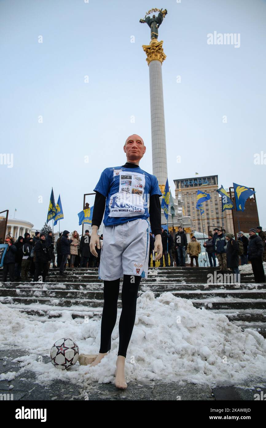 Mannequin représentant le président russe Vladimir Poutine vêtu d'un uniforme de football, pendant le match de 'Stop Poutine. Le rallye STOP War et la flashmob Kick Out Putin sur la place de l'indépendance à Kiev, Ukraine, le 22 janvier 2018. Les participants au rassemblement exhortent les dirigeants internationaux à intensifier la pression sur la Fédération de Russie pour qu'elle cesse l'agression et le financement du terrorisme, ainsi qu'à exiger des dirigeants mondiaux qu'ils boycottent le tournoi de football de la coupe du monde 2018 en Russie. (Photo par Sergii Kharchenko/NurPhoto) Banque D'Images