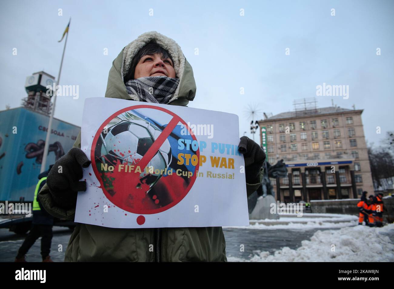 Une femme tient la plaque pendant le « Stop Putin ». Le rallye STOP War et la flashmob Kick Out Putin sur la place de l'indépendance à Kiev, Ukraine, le 22 janvier 2018. Les participants au rassemblement exhortent les dirigeants internationaux à intensifier la pression sur la Fédération de Russie pour qu'elle cesse l'agression et le financement du terrorisme, ainsi qu'à exiger des dirigeants mondiaux qu'ils boycottent le tournoi de football de la coupe du monde 2018 en Russie. (Photo par Sergii Kharchenko/NurPhoto) Banque D'Images