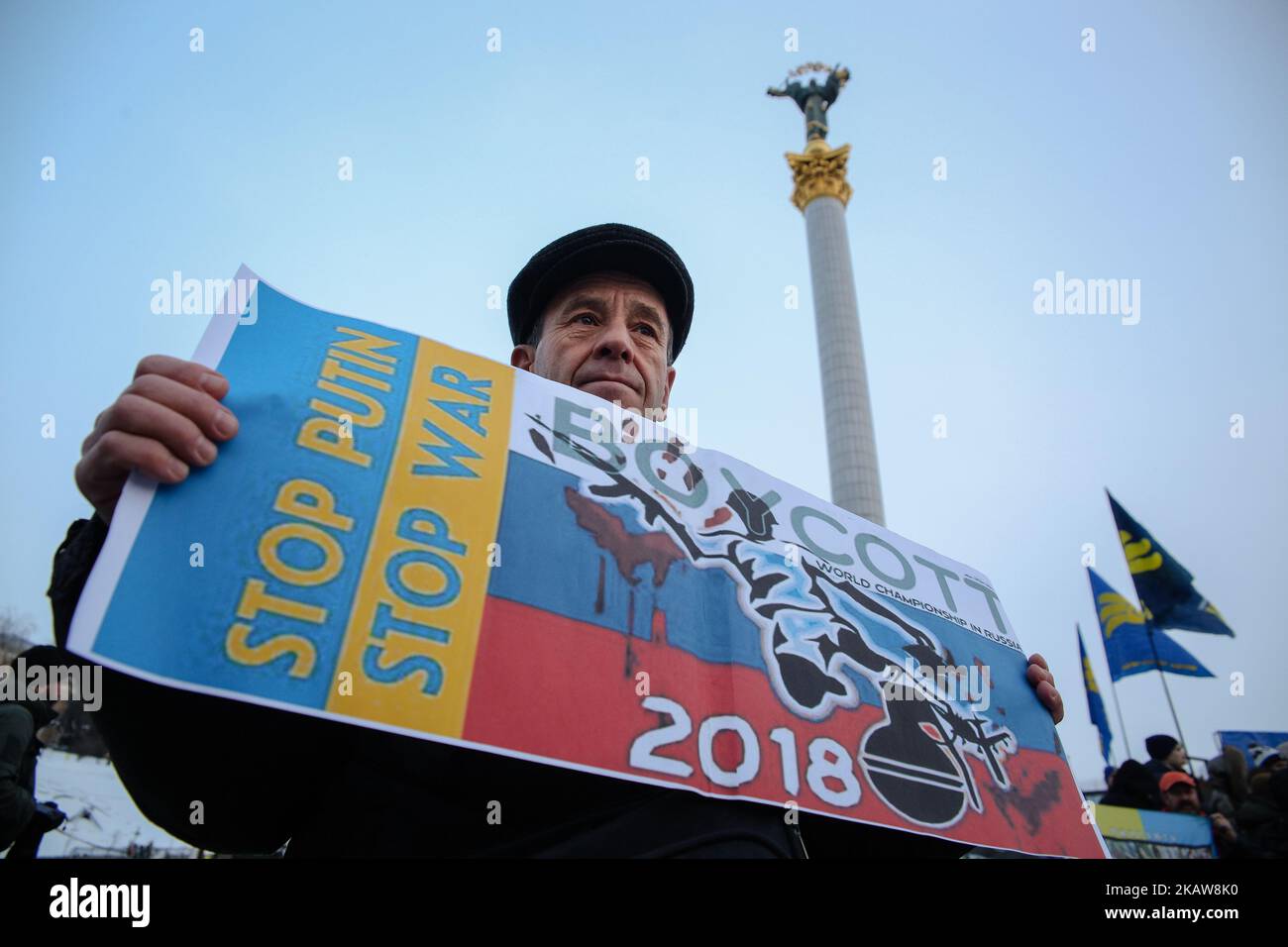 Un homme tient la plaque pendant le « Stop Putin ». Le rallye STOP War et la flashmob Kick Out Putin sur la place de l'indépendance à Kiev, Ukraine, le 22 janvier 2018. Les participants au rassemblement exhortent les dirigeants internationaux à intensifier la pression sur la Fédération de Russie pour qu'elle cesse l'agression et le financement du terrorisme, ainsi qu'à exiger des dirigeants mondiaux qu'ils boycottent le tournoi de football de la coupe du monde 2018 en Russie. (Photo par Sergii Kharchenko/NurPhoto) Banque D'Images