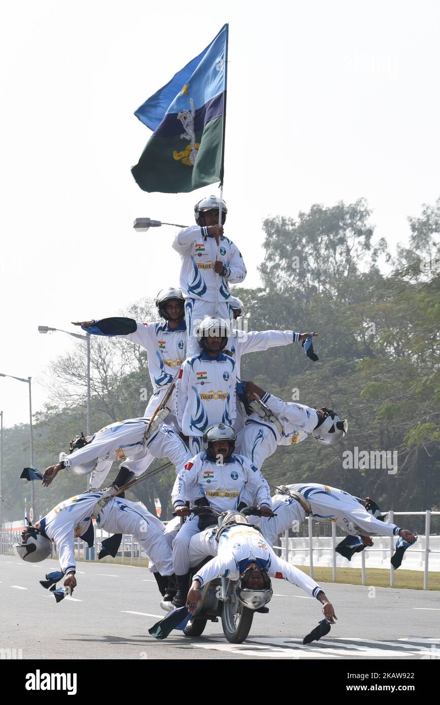 Le personnage de l'armée indienne exécute des acrobaties sur ses vélos pendant qu'ils participent à une répétition avant le défilé de la République à Kolkata sur 23 janvier 2018. L'Inde célébrera sa Journée de la République de 69th à 26 janvier. (Photo de Debajyoti Chakraborty/NurPhoto) Banque D'Images