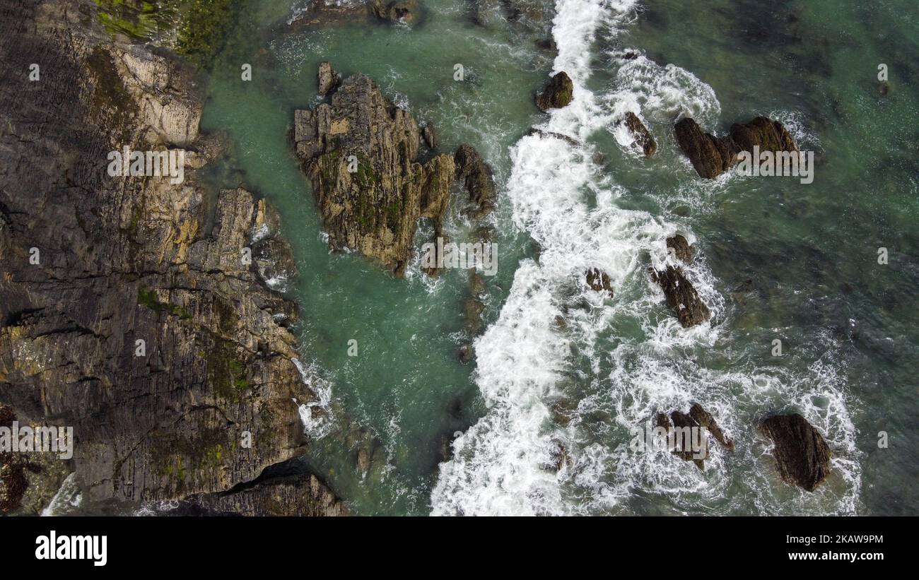 Vagues se brisent sur la rive rocheuse de la mer celtique, vue de dessus. Mousse blanche sur les vagues de la mer. Le littoral de l'Atlantique. Eau de mer turquoise. Breathtak Banque D'Images