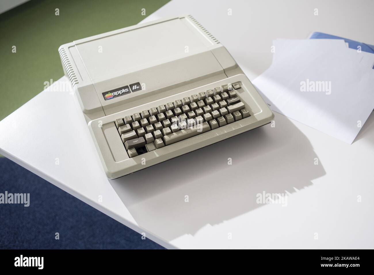 Apple IIe, sortie le 1983 janvier, exposé au Musée ukrainien de la pomme de MacPaw à Kiev, en Ukraine, sur 26 janvier 2017. Le développeur ukrainien MacPaw a ouvert le musée du matériel Apple au bureau de la société à Kiev. La collection contient plus de 70 modèles Macintosh d'origine datant de 1981 à 2017. (Photo par Oleksandr Rupeta/NurPhoto) Banque D'Images