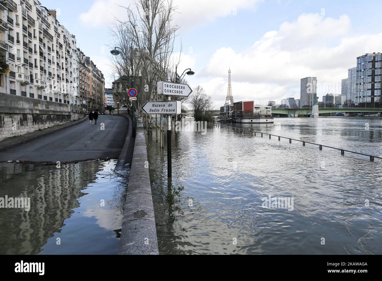 Une rive inondée de la Seine sur 26 janvier 2018, comme la Seine, Qui traverse Paris, la