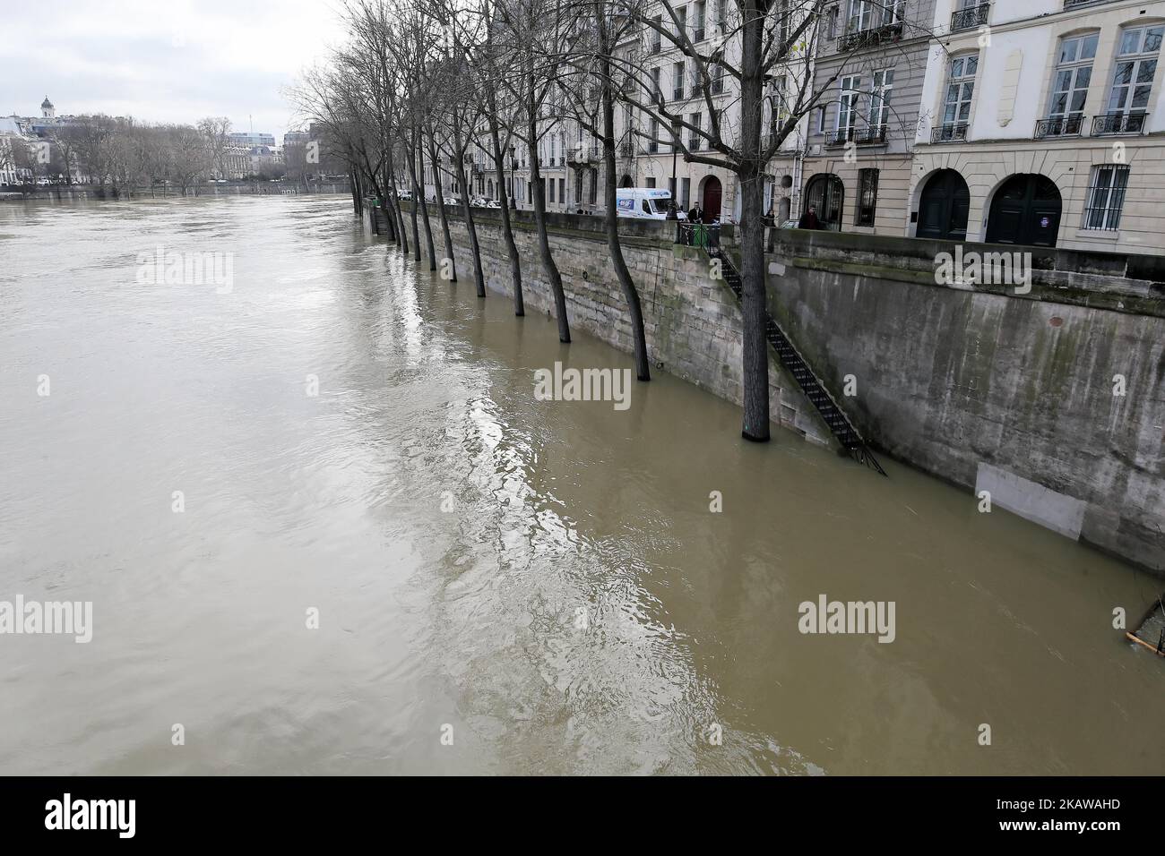 Une rive inondée de la Seine sur 26 janvier 2018, comme la Seine, Qui traverse Paris, la