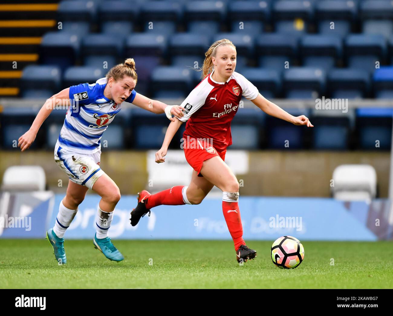 Beth Mead d'Arsenal et Rachel Rowe de Reading FC Women au cours de la Super League 1 féminine match entre Reading FC Women Against Arsenal au Wycombe Wanderers FC de Londres, Royaume-Uni sur 28 janvier 2018.(photo de Kieran Galvin/NurPhoto) Banque D'Images