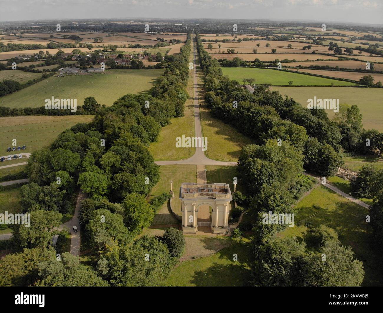 Une photo aérienne des jardins du paysage de Stowe avec une arche corinthienne bordée d'arbres dans le Buckinghamshire, en Angleterre Banque D'Images