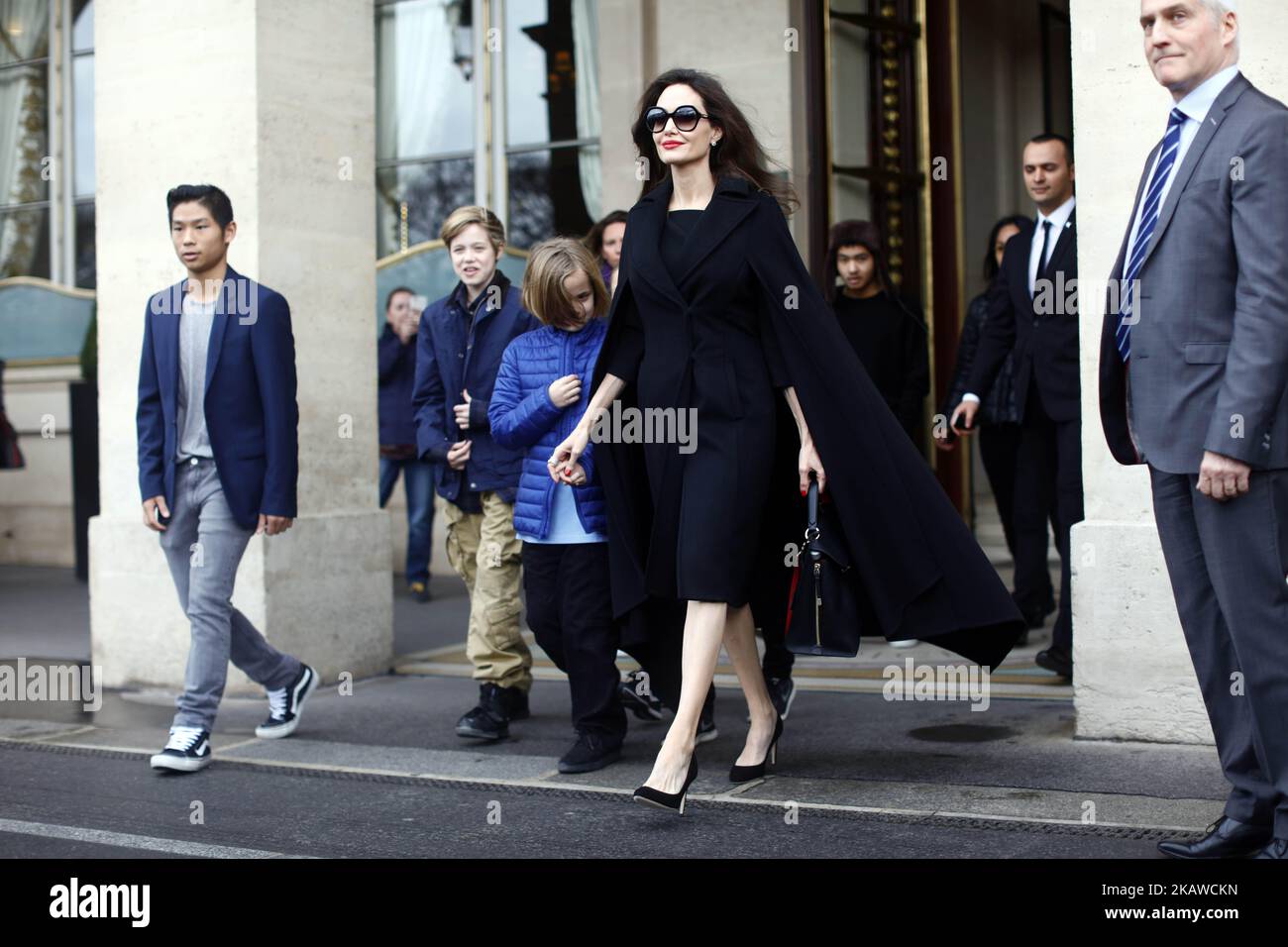 Angelina Jolie avec ses enfants Shiloh, Maddox, Vivienne, Pax, Zahara, KNOX visitez le Louvre à Paris, en France, sur 30 janvier 2017. (Photo de Mehdi Taamallah / NurPhoto) Banque D'Images