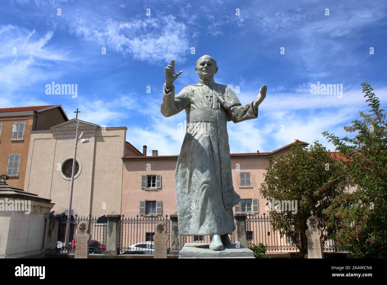 Statue en bronze du Pape Jean-Paul II par Elisabeth Cibot située en face de la Basilique notre-Dame de Fourvière dans la vieille ville de Lyon France. Banque D'Images