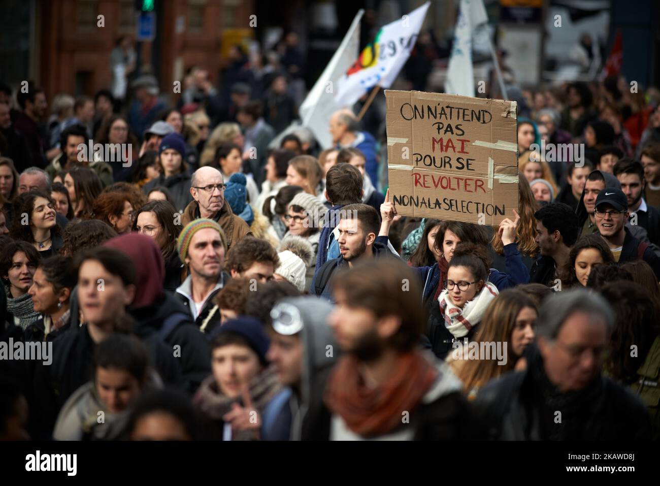 Un étudiant brandit un écriteau en lisant "nous n'attendons pas que mai se révolte, non à la sélection" (une référence à mai 1968). Plus de 2000 étudiants, lycéens, enseignants ont manifesté contre la sélection dans les universités prévue par le gouvernement de Macron. Ils ont également protesté contre la fusion des universités en échange d'argent. La grève a été déclenchée par tous les principaux syndicats et syndicats d'étudiants. Des manifestations similaires ont été organisées ailleurs. À Toulouse, France sur 1 février 2018. (Photo d'Alain Pitton/NurPhoto) Banque D'Images