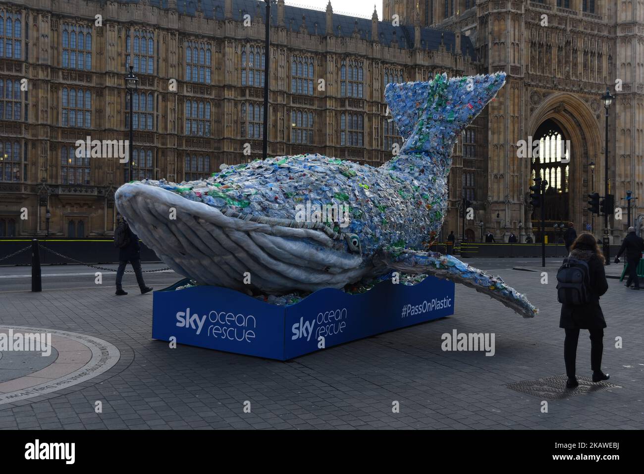 Une sculpture d'une baleine en bouteilles de plastique est photographiée à l'extérieur du Parlement de Londres, sur 6 février 2018. La sculpture a été faite pour protester contre les déchets de plastique dans les océans qui détruisent la mer. (Photo par Alberto Pezzali/NurPhoto) Banque D'Images