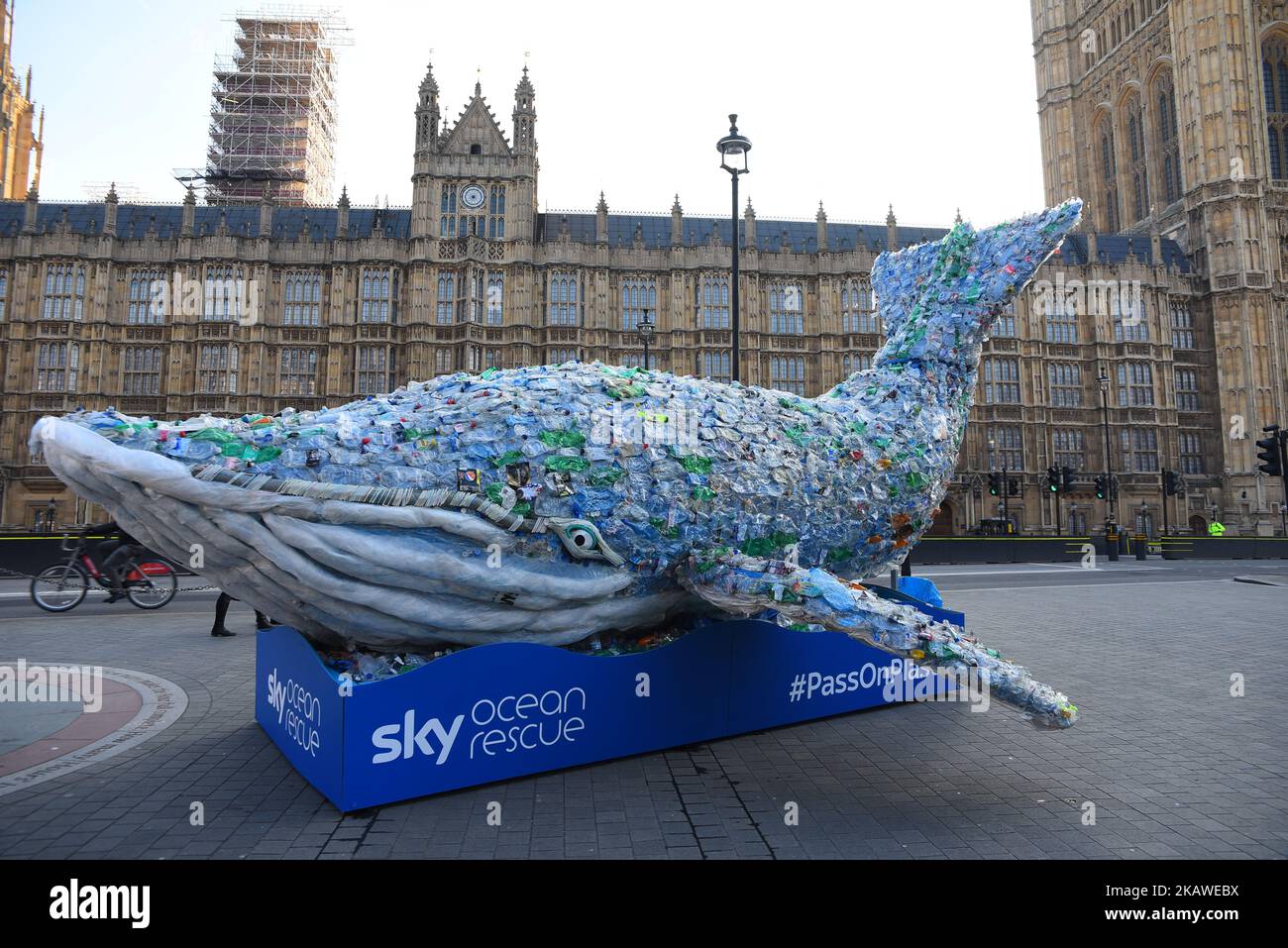 Une sculpture d'une baleine en bouteilles de plastique est photographiée à l'extérieur du Parlement de Londres, sur 6 février 2018. La sculpture a été faite pour protester contre les déchets de plastique dans les océans qui détruisent la mer. (Photo par Alberto Pezzali/NurPhoto) Banque D'Images