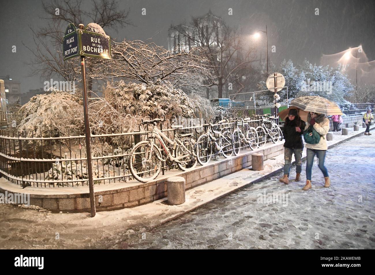 Tempête de neige à Paris la nuit le 6 février 2018. (Photo de Julien Mattia/NurPhoto) Banque D'Images