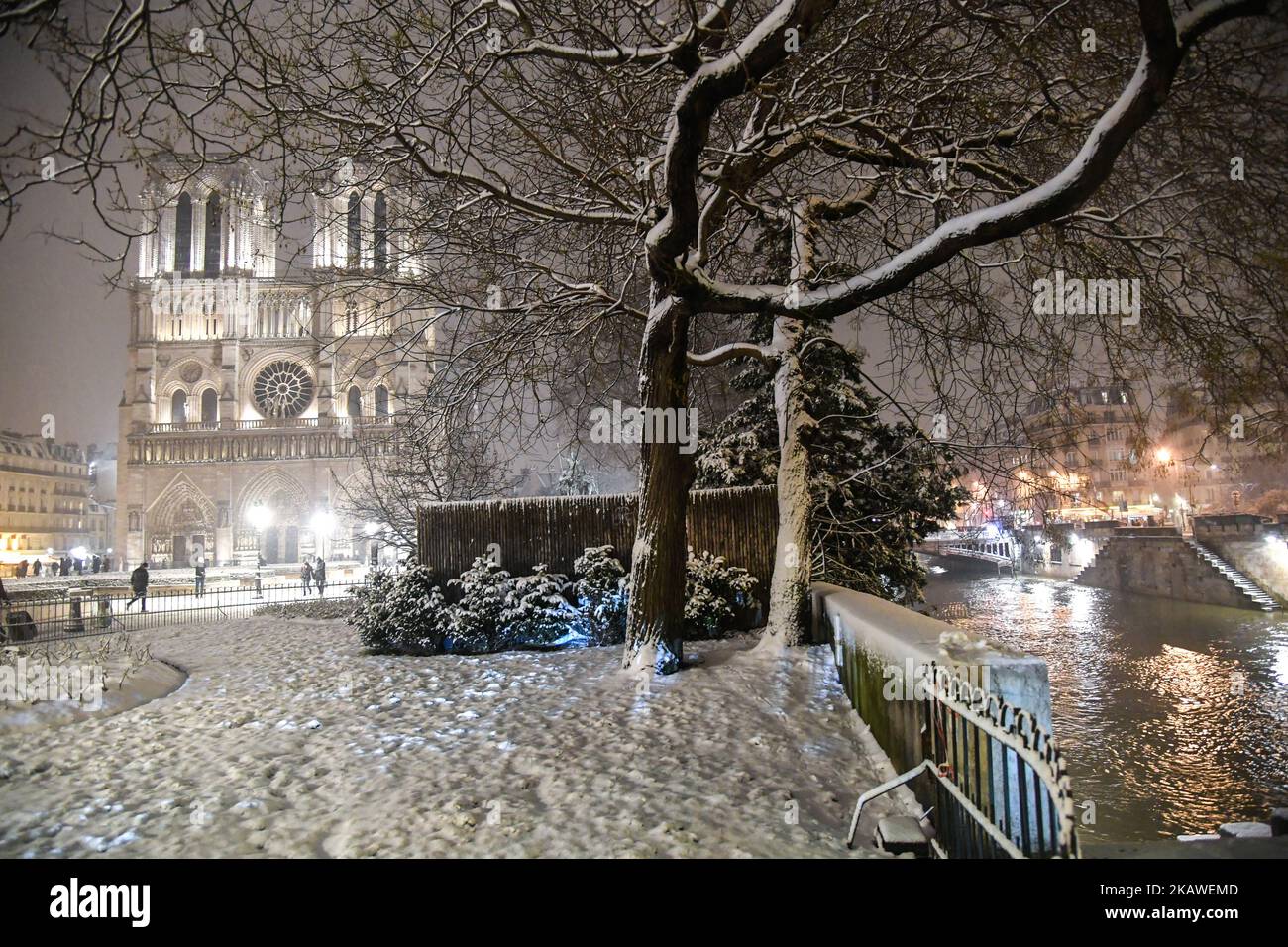 Tempête de neige à Paris la nuit le 6 février 2018. (Photo de Julien Mattia/NurPhoto) Banque D'Images