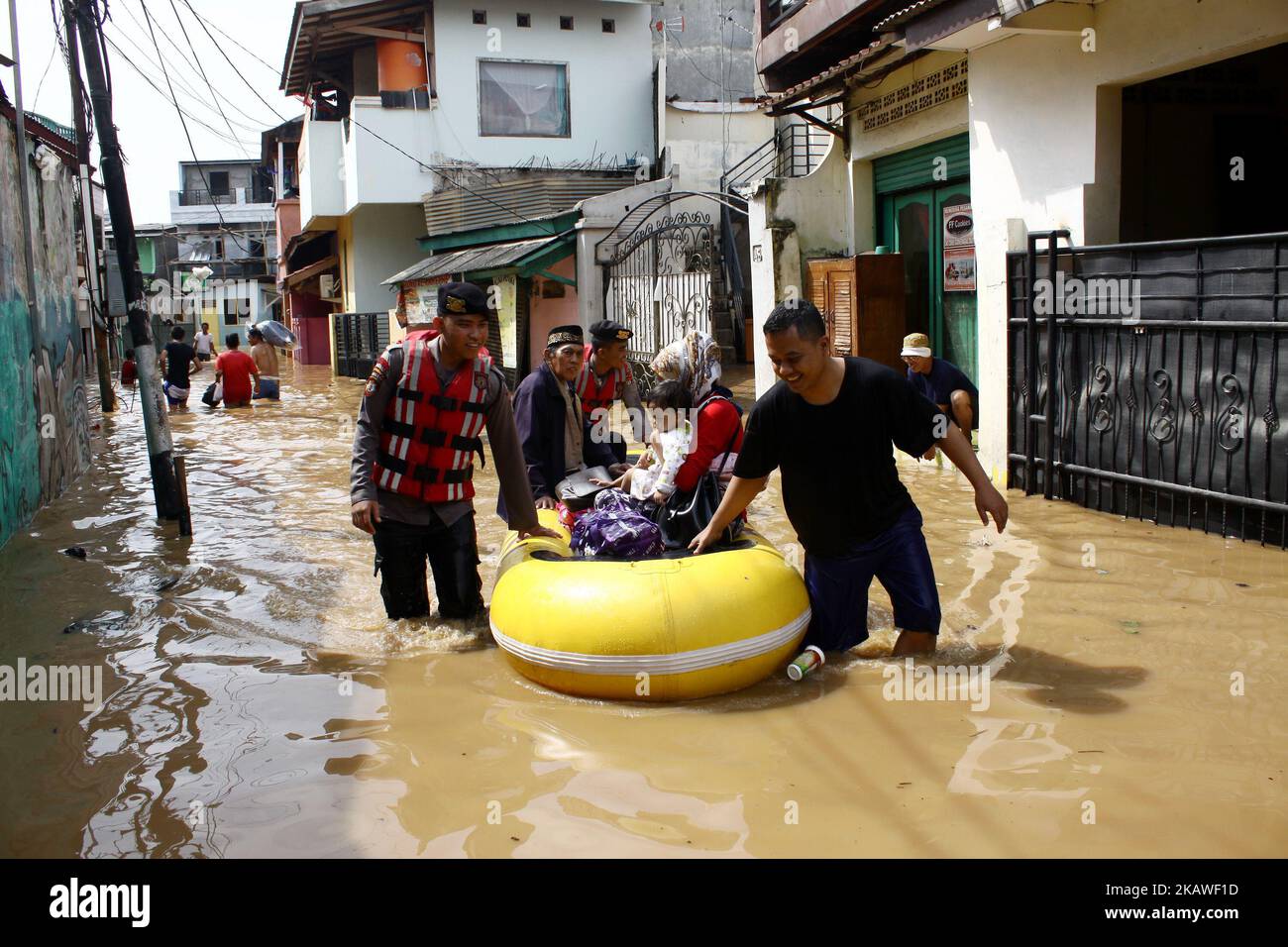 Les agents de secours communs du service des incendies, de la police et de l'Agence régionale d'atténuation des catastrophes de Jakarta ont évacué des résidents alors que des inondations ont frappé plusieurs zones de Jakarta mardi, à 6 février 2018. De fortes pluies qui se sont produites au cours des derniers jours, ont causé un certain nombre de zones de la capitale inondées avec des plages d'eau à haute altitude de 50-200 cm. (Photo par Aditya Irawan/NurPhoto) Banque D'Images