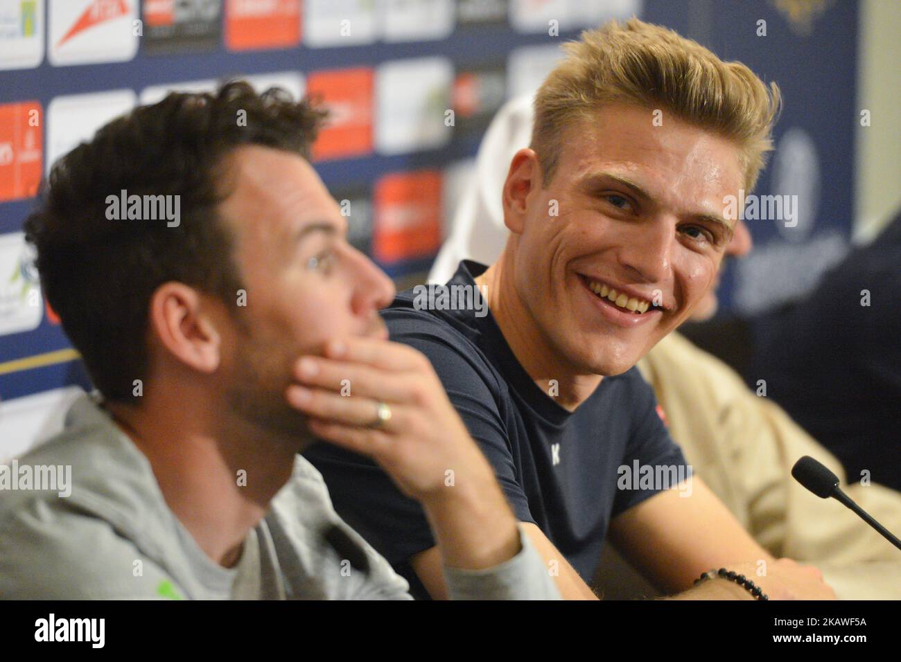 (Gauche-droite) Mark Cavendish du Royaume-Uni de l'équipe dimension Data et Marcel Kittel de l'équipe Giant–Alpecin en Allemagne, lors d'une conférence de presse à la veille de la visite de Dubaï de 2018 qui aura lieu du 6th au 10th février. Lundi, 5 février 2018, à Dubaï, Émirats arabes Unis. (Photo par Artur Widak/NurPhoto) Banque D'Images