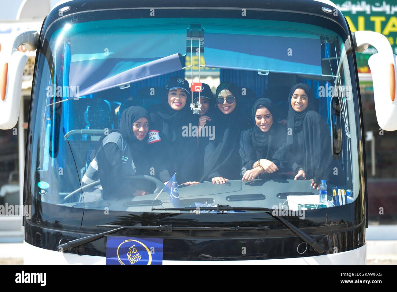 Un groupe de femmes locales - bénévolat pendant la Dubai Municipal Stage, 172 km quatrième étape de la visite de Dubaï 2018, avec un départ de Skydive Dubai et la fin à Hatta-Hatta Dam. Vendredi, 9 février 2018, à Hatta, Émirats de Dubaï, Émirats arabes Unis. (Photo par Artur Widak/NurPhoto) Banque D'Images