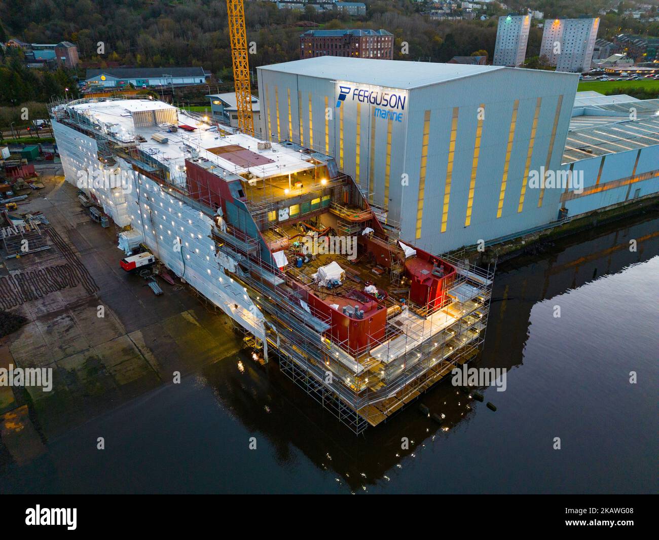 Port Glasgow, Écosse, Royaume-Uni. 3rd novembre 2022. Vues sur les ferries Calédonian MacBrayne en construction au chantier naval Ferguson Marine de Port Glasgow, sur la rivière Clyde. Les traversiers, MV Glen Sannox et Hull 802 sont retardés et leur budget est dépassé. Le Comité de vérification publique du Parlement écossais entendra le vendredi 4th novembre la première ministre Nicola Sturgeon. Le Comité enquête sur l'attribution du contrat d'achat au chantier naval Ferguson Marine et sur les événements qui se sont produits depuis. Les ferries ont 5 ans de retard et le prix a plus que doublé. Photo : coque 802 sans nom en construction. Maître Iain Banque D'Images