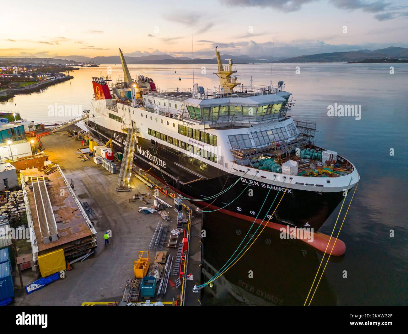 Port Glasgow, Écosse, Royaume-Uni. 3rd novembre 2022. Vue aérienne du traversier Calédonian MacBrayne MV Glen Sannox en construction au chantier naval Ferguson Marine à Port Glasgow, sur la rivière Clyde. Les traversiers, MV Glen Sannox et Hull 802 sont retardés et leur budget est dépassé. Le Comité de vérification publique du Parlement écossais entendra le vendredi 4th novembre la première ministre Nicola Sturgeon. Le Comité enquête sur l'attribution du contrat d'achat au chantier naval Ferguson Marine et sur les événements qui se sont produits depuis. Les ferries ont 5 ans de retard et le prix a plus que doublé. Iain Masterton/Alay Live News Banque D'Images
