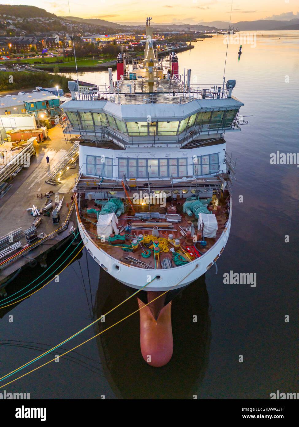 Port Glasgow, Écosse, Royaume-Uni. 3rd novembre 2022. Vue aérienne du traversier Calédonian MacBrayne MV Glen Sannox en construction au chantier naval Ferguson Marine à Port Glasgow, sur la rivière Clyde. Les traversiers, MV Glen Sannox et Hull 802 sont retardés et leur budget est dépassé. Le Comité de vérification publique du Parlement écossais entendra le vendredi 4th novembre la première ministre Nicola Sturgeon. Le Comité enquête sur l'attribution du contrat d'achat au chantier naval Ferguson Marine et sur les événements qui se sont produits depuis. Les ferries ont 5 ans de retard et le prix a plus que doublé. Iain Masterton/Alay Live News Banque D'Images