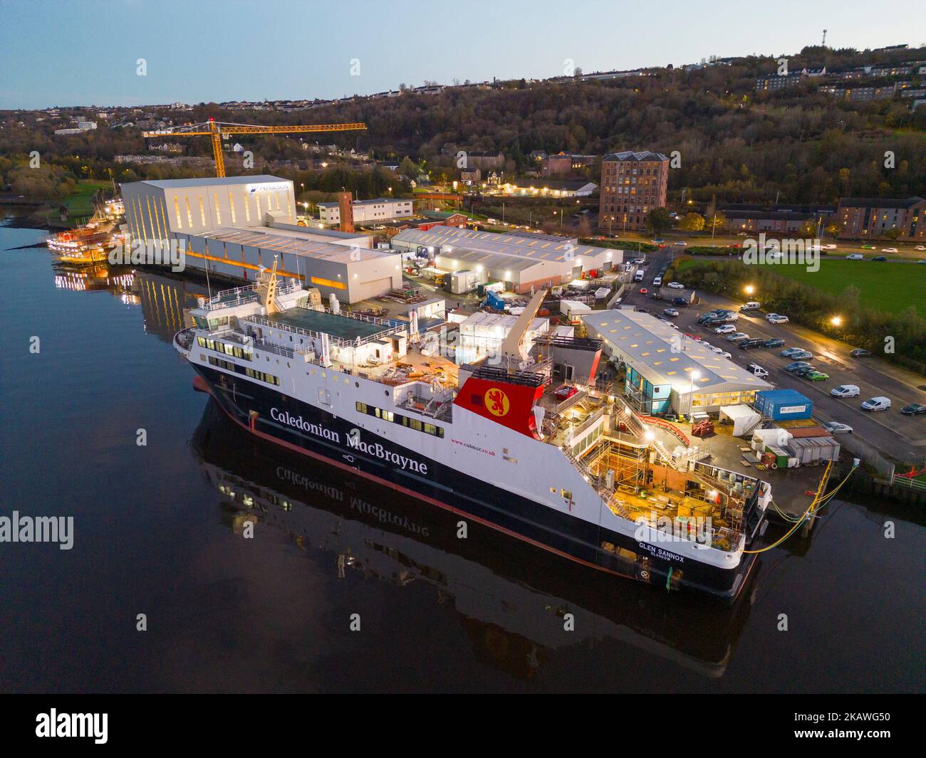 Port Glasgow, Écosse, Royaume-Uni. 3rd novembre 2022. Vue aérienne du traversier Calédonian MacBrayne MV Glen Sannox en construction au chantier naval Ferguson Marine à Port Glasgow, sur la rivière Clyde. Les traversiers, MV Glen Sannox et Hull 802 sont retardés et leur budget est dépassé. Le Comité de vérification publique du Parlement écossais entendra le vendredi 4th novembre la première ministre Nicola Sturgeon. Le Comité enquête sur l'attribution du contrat d'achat au chantier naval Ferguson Marine et sur les événements qui se sont produits depuis. Les ferries ont 5 ans de retard et le prix a plus que doublé. Iain Masterton/Alay Live News Banque D'Images