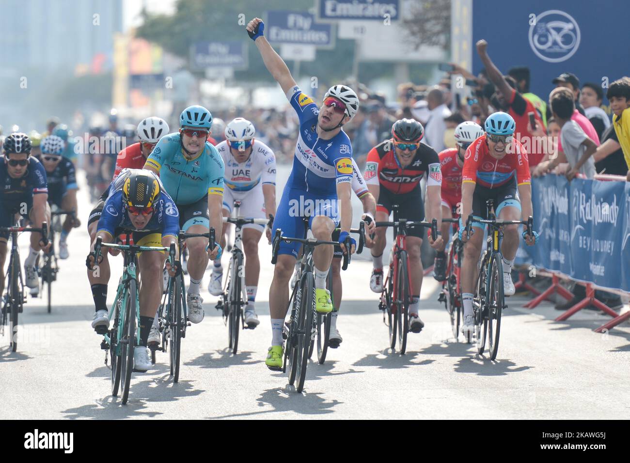 Elia Viviani (centre) d'Italie de Quick-Step Floors Team, remporte la Ras Al Khaimah Stage, 190 km deuxième étape de la Tour de Dubaï 2018, avec un départ de Skydive Dubai et la fin à Ras Al Khaimah. Mercredi, 7 février 2018, à Ras Al Khaimah, Ras Al Khaimah émirat, Émirats arabes Unis. (Photo par Artur Widak/NurPhoto) Banque D'Images