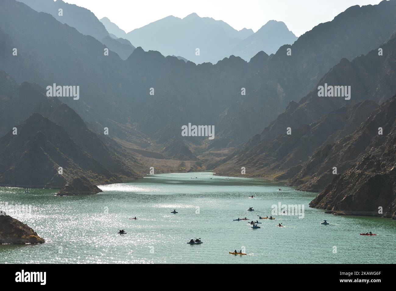 Une vue spectaculaire depuis le sommet du barrage Hatta, entouré de montagnes et rempli d'eau turquoise. Vendredi, 9 février 2018, à Dubaï, Émirats arabes Unis. (Photo par Artur Widak/NurPhoto) Banque D'Images