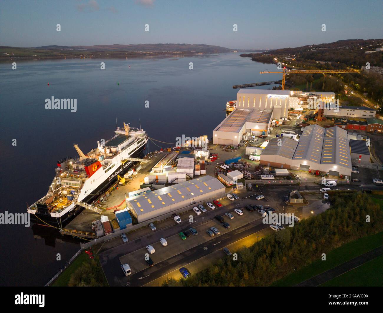 Port Glasgow, Écosse, Royaume-Uni. 3rd novembre 2022. Vue aérienne du traversier Calédonian MacBrayne MV Glen Sannox en construction au chantier naval Ferguson Marine à Port Glasgow, sur la rivière Clyde. Les traversiers, MV Glen Sannox et Hull 802 sont retardés et leur budget est dépassé. Le Comité de vérification publique du Parlement écossais entendra le vendredi 4th novembre la première ministre Nicola Sturgeon. Le Comité enquête sur l'attribution du contrat d'achat au chantier naval Ferguson Marine et sur les événements qui se sont produits depuis. Les ferries ont 5 ans de retard et le prix a plus que doublé. Iain Masterton/Alay Live News Banque D'Images